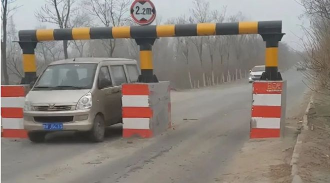 新手窄路不敢过？轻松判断车宽，快速通过限宽墩与限高杆